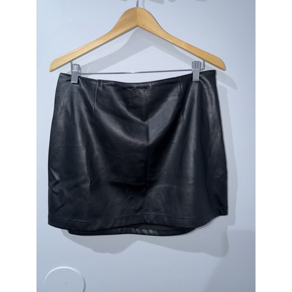 Abercrombie & Fitch Black Vegan Leather Faux Leather Mini Skirt Size L - F